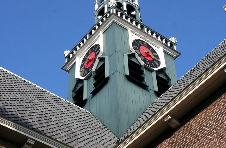 Monumentaal orgel in de Bullekerk te Zaandam met zicht op toetsen en pijpen